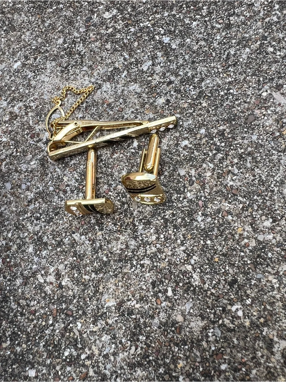 👗Gold-Tone Cufflinks and Tie Bar Set with Black Stripe